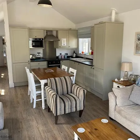 Lens Sandy Collection - Collection Of 2 And One Seaview - Part Of The The Bay Village With Pool, Gym And Direct Access, Pub, Restaurant, Tennis And Meadows Walks Nyaraló Filey