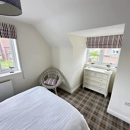 Lens Sandy Collection - Collection Of 2 And One Seaview - Part Of The The Bay Village With Pool, Gym And Direct Access, Pub, Restaurant, Tennis And Meadows Walks Filey