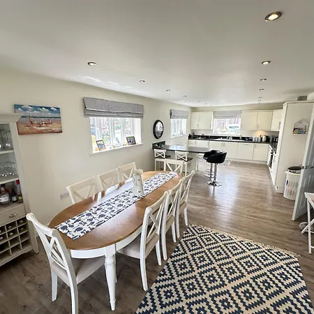 Lens Sandy Collection - Collection Of 2 And One Seaview - Part Of The The Bay Village With Pool, Gym And Direct Access, Pub, Restaurant, Tennis And Meadows Walks * Filey