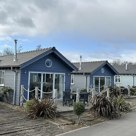 Lens Sandy Collection - Collection Of 2 And One Seaview - Part Of The The Bay Village With Pool, Gym And Direct Access, Pub, Restaurant, Tennis And Meadows Walks Filey