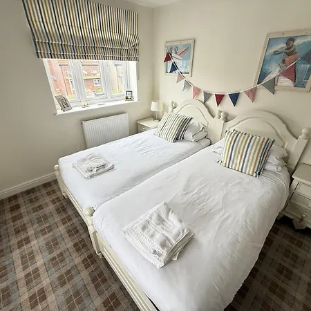 Lens Sandy Collection - Collection Of 2 And One Seaview - Part Of The The Bay Village With Pool, Gym And Direct Access, Pub, Restaurant, Tennis And Meadows Walks Filey