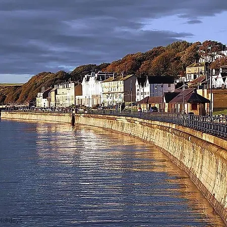 Lens Sandy Collection - Collection Of 2 And One Seaview - Part Of The The Bay Village With Pool, Gym And Direct Access, Pub, Restaurant, Tennis And Meadows Walks Filey