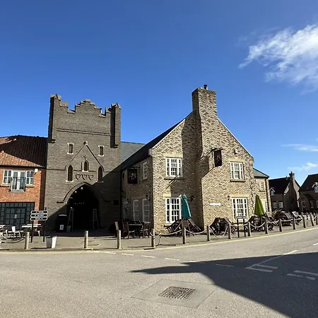 Lens Sandy Collection - Collection Of 2 And One Seaview - Part Of The The Bay Village With Pool, Gym And Direct Access, Pub, Restaurant, Tennis And Meadows Walks Filey