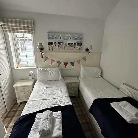 Lens Sandy Collection - Collection Of 2 And One Seaview - Part Of The The Bay Village With Pool, Gym And Direct Access, Pub, Restaurant, Tennis And Meadows Walks Filey