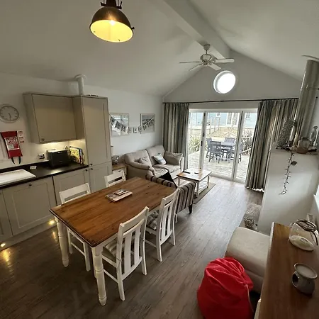 Lens Sandy Collection - Collection Of 2 And One Seaview - Part Of The The Bay Village With Pool, Gym And Direct Access, Pub, Restaurant, Tennis And Meadows Walks * Filey