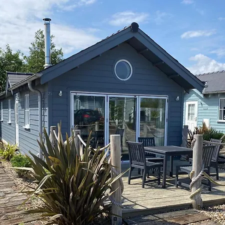Vakantiehuis Lens Sandy Collection - Collection Of 2 And One Seaview - Part Of The The Bay Village With Pool, Gym And Direct Access, Pub, Restaurant, Tennis And Meadows Walks Filey