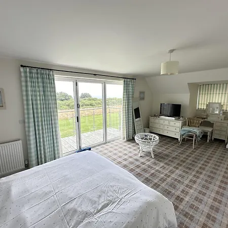 Lens Sandy Collection - Collection Of 2 And One Seaview - Part Of The The Bay Village With Pool, Gym And Direct Access, Pub, Restaurant, Tennis And Meadows Walks Filey