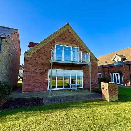 Lens Sandy Collection - Collection Of 2 And One Seaview - Part Of The The Bay Village With Pool, Gym And Direct Access, Pub, Restaurant, Tennis And Meadows Walks Holiday home Filey