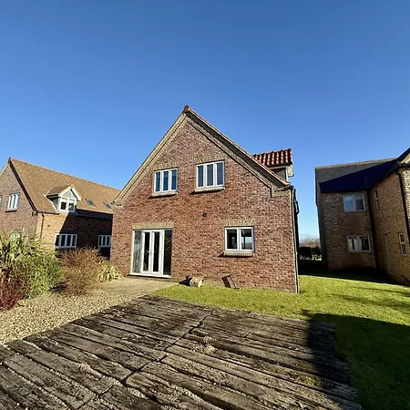 Lens Sandy Collection - Collection Of 2 And One Seaview - Part Of The The Bay Village With Pool, Gym And Direct Access, Pub, Restaurant, Tennis And Meadows Walks Vakantiehuis Filey