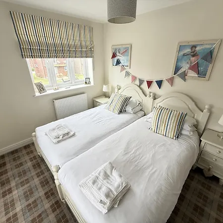 Lens Sandy Collection - Collection Of 2 And One Seaview - Part Of The The Bay Village With Pool, Gym And Direct Access, Pub, Restaurant, Tennis And Meadows Walks Holiday home *