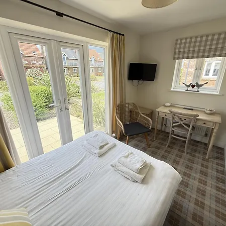 Lens Sandy Collection - Collection Of 2 And One Seaview - Part Of The The Bay Village With Pool, Gym And Direct Access, Pub, Restaurant, Tennis And Meadows Walks Vakantiehuis *