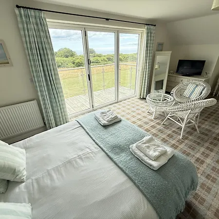 Lens Sandy Collection - Collection Of 2 And One Seaview - Part Of The The Bay Village With Pool, Gym And Direct Access, Pub, Restaurant, Tennis And Meadows Walks Filey