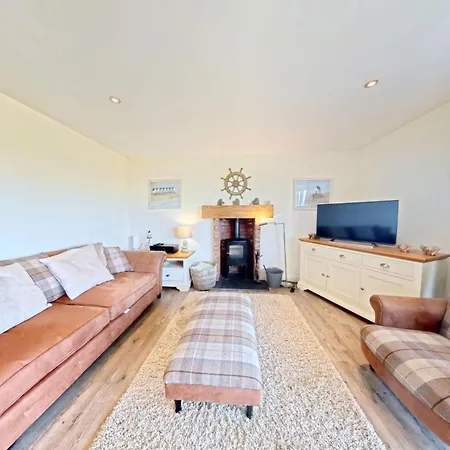 Lens Sandy Collection - Collection Of 2 And One Seaview - Part Of The The Bay Village With Pool, Gym And Direct Access, Pub, Restaurant, Tennis And Meadows Walks Filey
