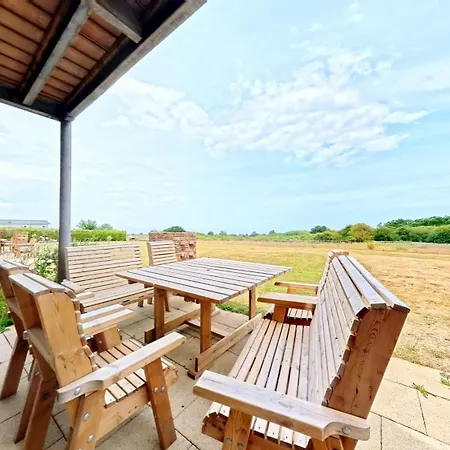 Lens Sandy Collection - Collection Of 2 And One Seaview - Part Of The The Bay Village With Pool, Gym And Direct Access, Pub, Restaurant, Tennis And Meadows Walks Holiday home