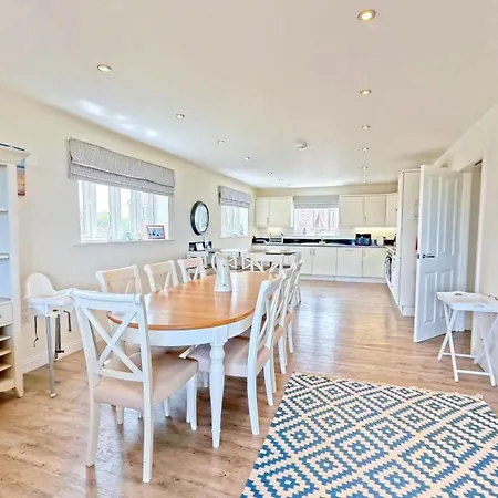Lens Sandy Collection - Collection Of 2 And One Seaview - Part Of The The Bay Village With Pool, Gym And Direct Access, Pub, Restaurant, Tennis And Meadows Walks * Filey