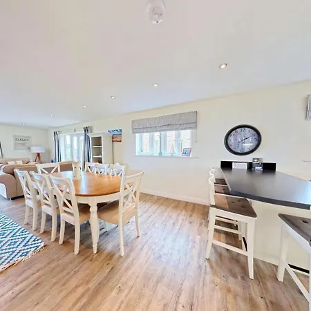 Lens Sandy Collection - Collection Of 2 And One Seaview - Part Of The The Bay Village With Pool, Gym And Direct Access, Pub, Restaurant, Tennis And Meadows Walks Holiday home