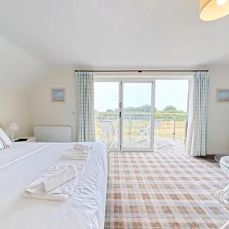 Lens Sandy Collection - Collection Of 2 And One Seaview - Part Of The The Bay Village With Pool, Gym And Direct Access, Pub, Restaurant, Tennis And Meadows Walks Holiday home
