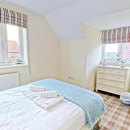 Lens Sandy Collection - Collection Of 2 And One Seaview - Part Of The The Bay Village With Pool, Gym And Direct Access, Pub, Restaurant, Tennis And Meadows Walks Holiday home Filey