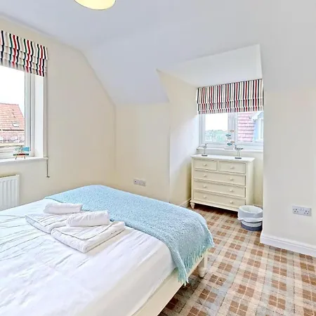 Lens Sandy Collection - Collection Of 2 And One Seaview - Part Of The The Bay Village With Pool, Gym And Direct Access, Pub, Restaurant, Tennis And Meadows Walks *