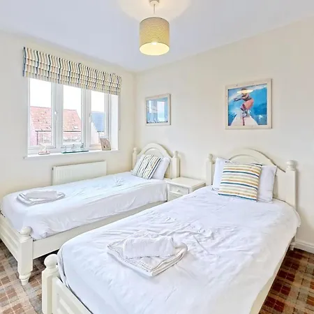 Lens Sandy Collection - Collection Of 2 And One Seaview - Part Of The The Bay Village With Pool, Gym And Direct Access, Pub, Restaurant, Tennis And Meadows Walks * Filey