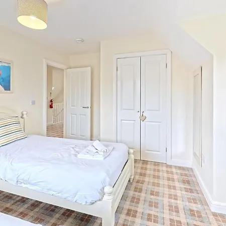 Lens Sandy Collection - Collection Of 2 And One Seaview - Part Of The The Bay Village With Pool, Gym And Direct Access, Pub, Restaurant, Tennis And Meadows Walks * Filey