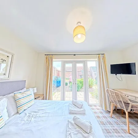 Lens Sandy Collection - Collection Of 2 And One Seaview - Part Of The The Bay Village With Pool, Gym And Direct Access, Pub, Restaurant, Tennis And Meadows Walks Filey