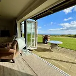Lens Sandy Collection - Collection Of 2 And One Seaview - Part Of The The Bay Village With Pool, Gym And Direct Access, Pub, Restaurant, Tennis And Meadows Walks * Filey