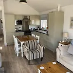 Lens Sandy Collection - Collection Of 2 And One Seaview - Part Of The The Bay Village With Pool, Gym And Direct Access, Pub, Restaurant, Tennis And Meadows Walks Feriehus Filey