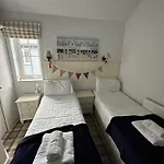 Lens Sandy Collection - Collection Of 2 And One Seaview - Part Of The The Bay Village With Pool, Gym And Direct Access, Pub, Restaurant, Tennis And Meadows Walks Filey