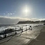 Feriehus Lens Sandy Collection - Collection Of 2 And One Seaview - Part Of The The Bay Village With Pool, Gym And Direct Access, Pub, Restaurant, Tennis And Meadows Walks Filey