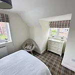 Lens Sandy Collection - Collection Of 2 And One Seaview - Part Of The The Bay Village With Pool, Gym And Direct Access, Pub, Restaurant, Tennis And Meadows Walks Filey
