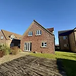 Lens Sandy Collection - Collection Of 2 And One Seaview - Part Of The The Bay Village With Pool, Gym And Direct Access, Pub, Restaurant, Tennis And Meadows Walks Feriehus Filey