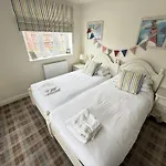 Lens Sandy Collection - Collection Of 2 And One Seaview - Part Of The The Bay Village With Pool, Gym And Direct Access, Pub, Restaurant, Tennis And Meadows Walks Filey