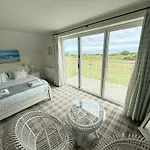 Lens Sandy Collection - Collection Of 2 And One Seaview - Part Of The The Bay Village With Pool, Gym And Direct Access, Pub, Restaurant, Tennis And Meadows Walks * Filey