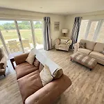 Feriehus Lens Sandy Collection - Collection Of 2 And One Seaview - Part Of The The Bay Village With Pool, Gym And Direct Access, Pub, Restaurant, Tennis And Meadows Walks Filey